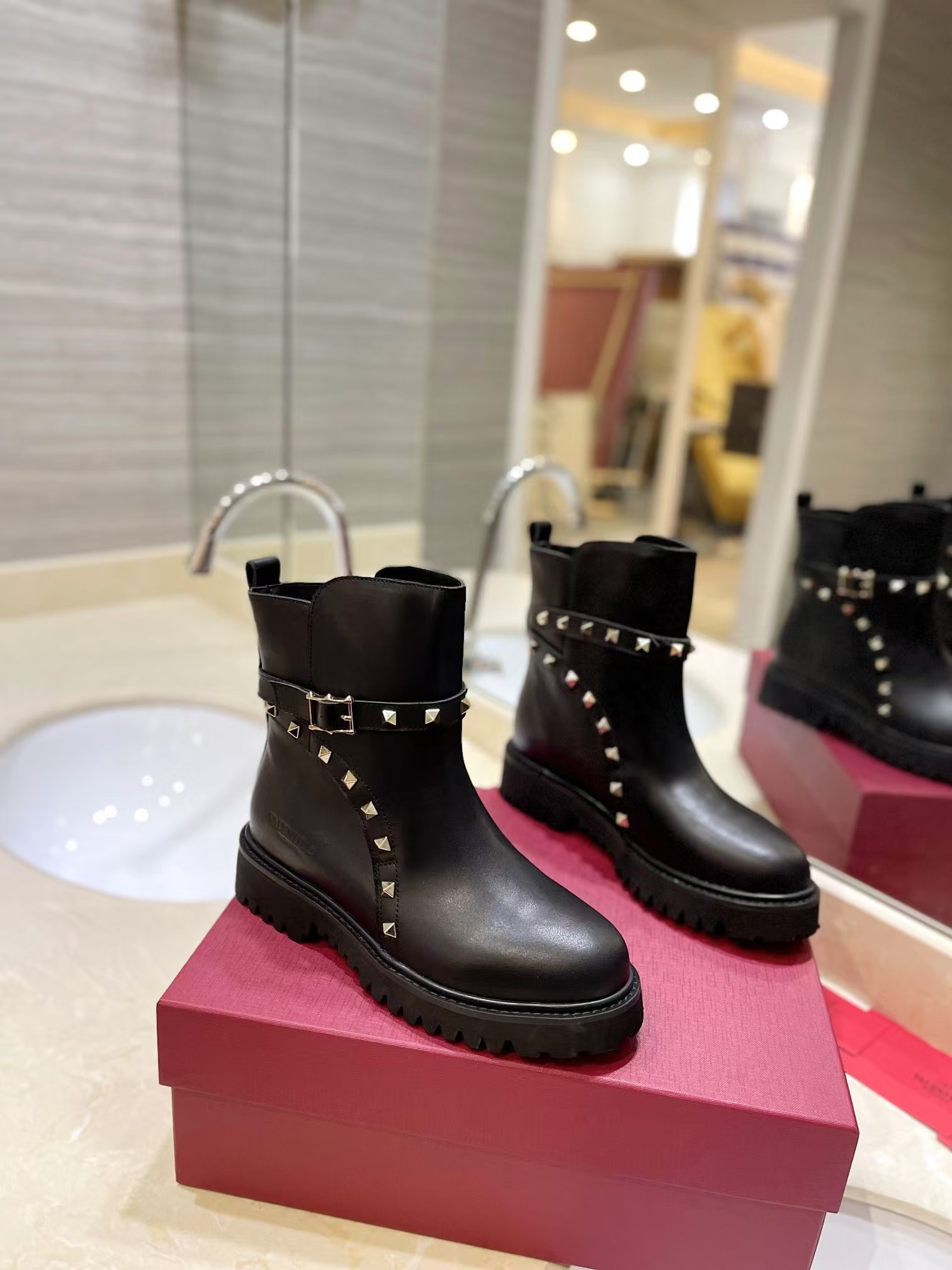 Valentino Garavani Rockstud Calfskin