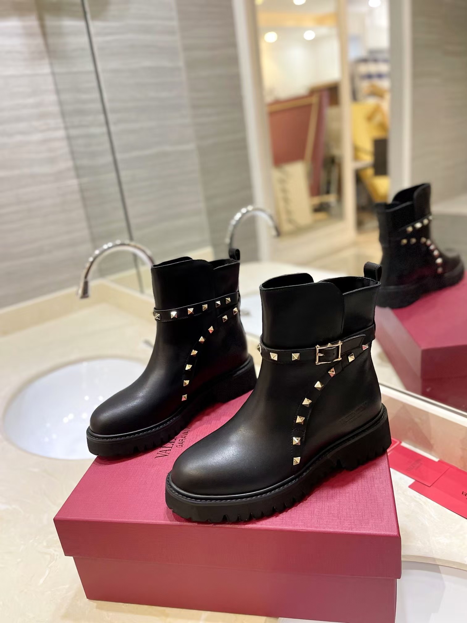 Valentino Garavani Rockstud Calfskin - Image 2