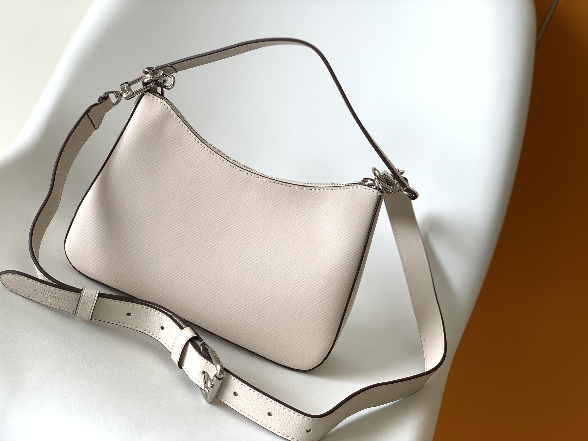 White M80689 Premium Leather Handbag for Women – Elegant Designer-Inspired Style - Image 3