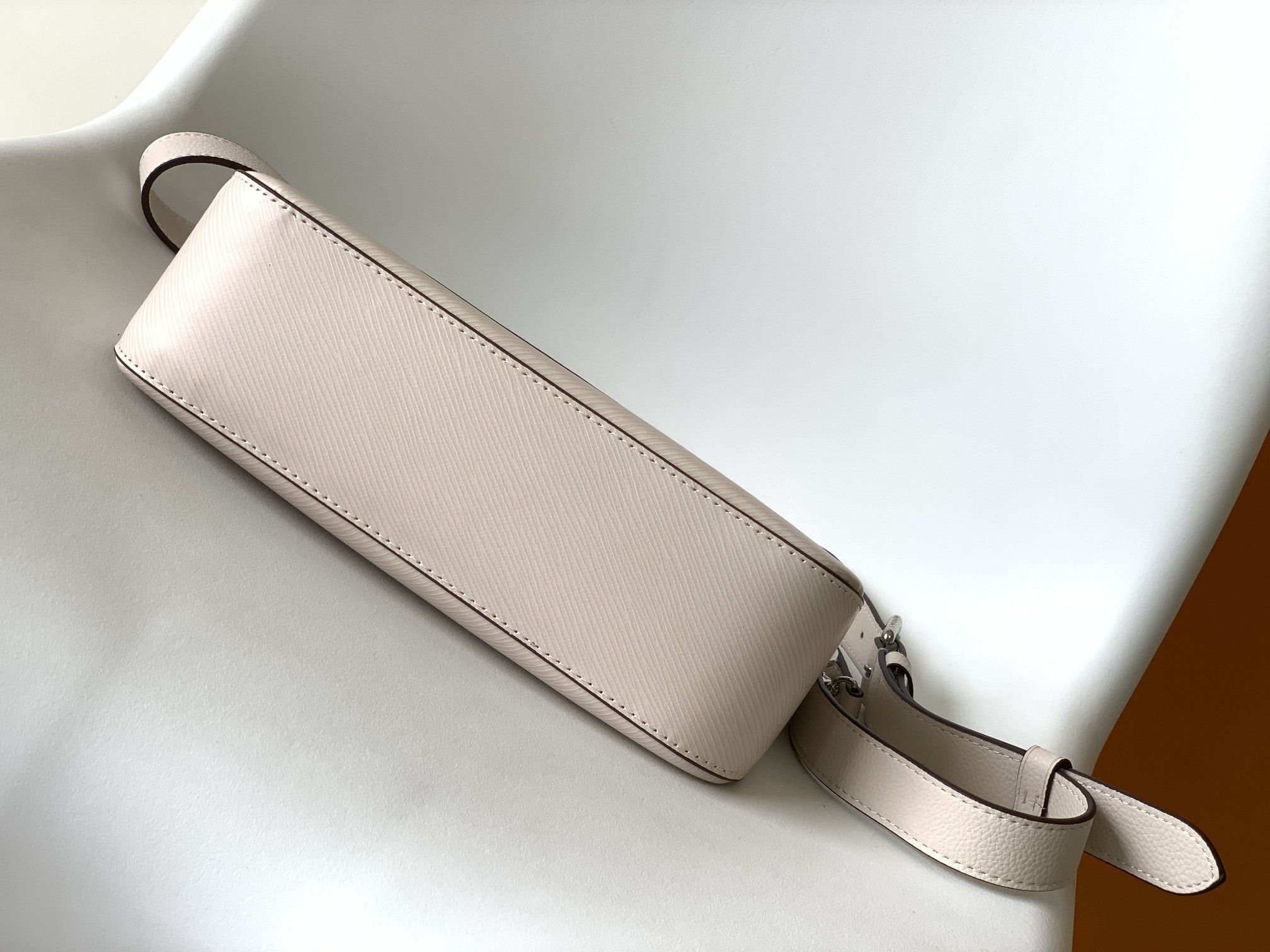White M80689 Premium Leather Handbag for Women – Elegant Designer-Inspired Style - Image 4