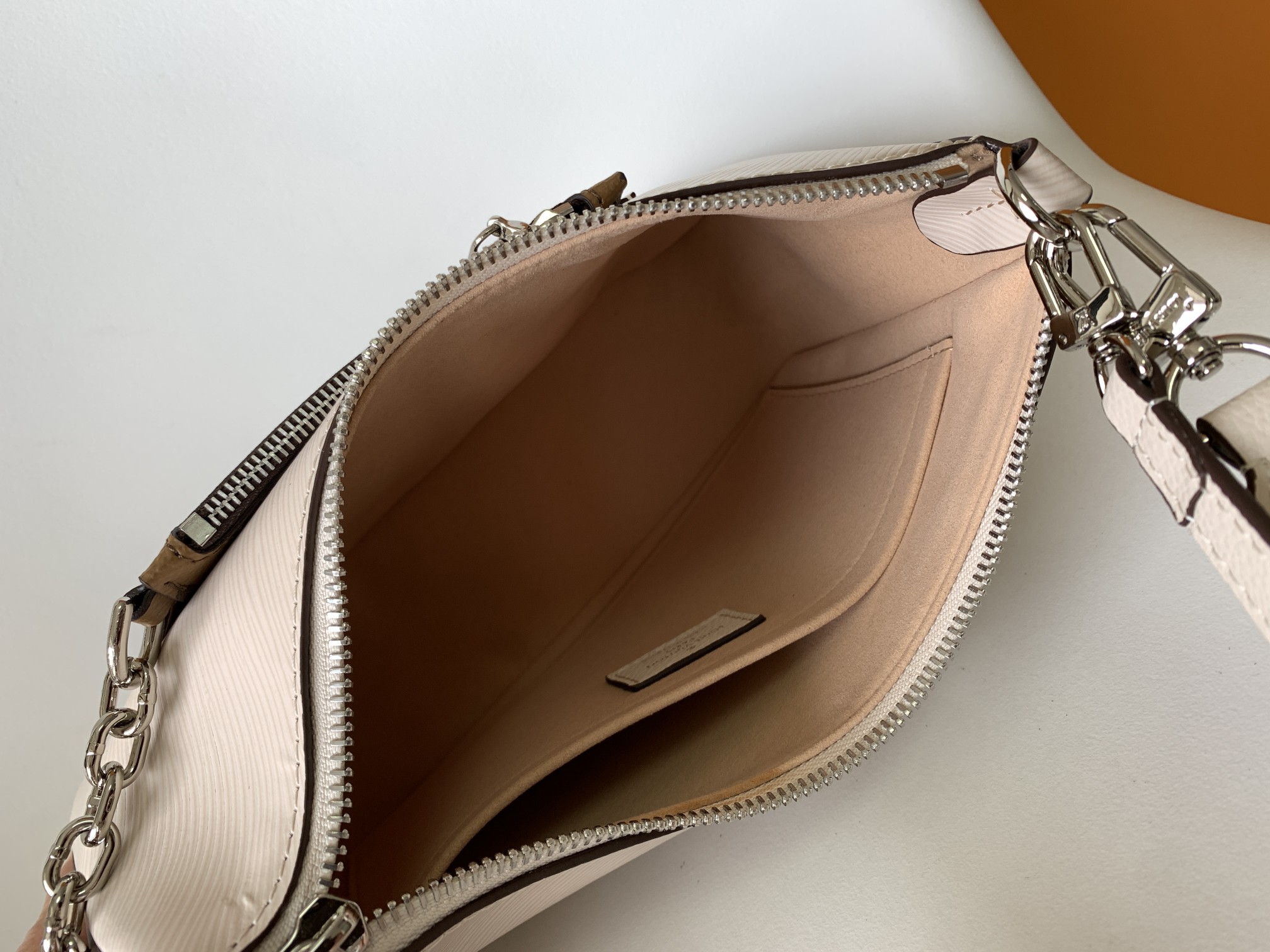 White M80689 Premium Leather Handbag for Women – Elegant Designer-Inspired Style - Image 7