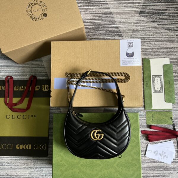 This mini handbag features a crescent-shaped silhouette and high-quality black leather, exuding a rich retro style.