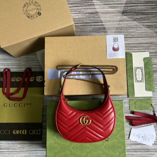 This mini handbag features a crescent-shaped silhouette and luxurious black leather, exuding a rich vintage style.