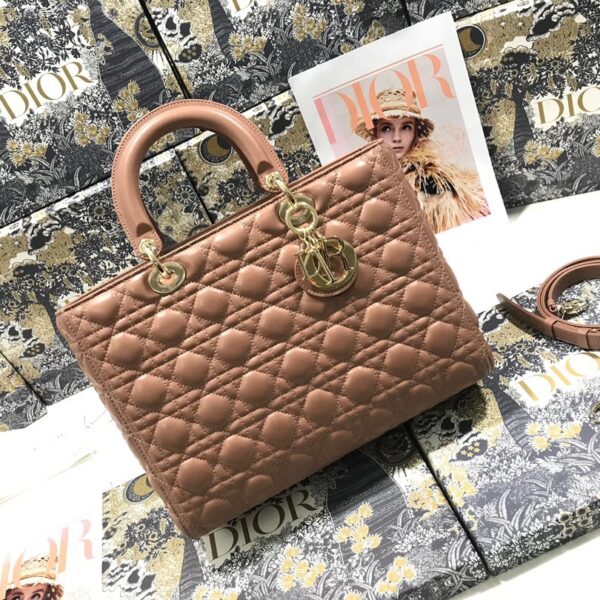 Elegant 7-Compartment Patent Leather Flap Handbag for Women