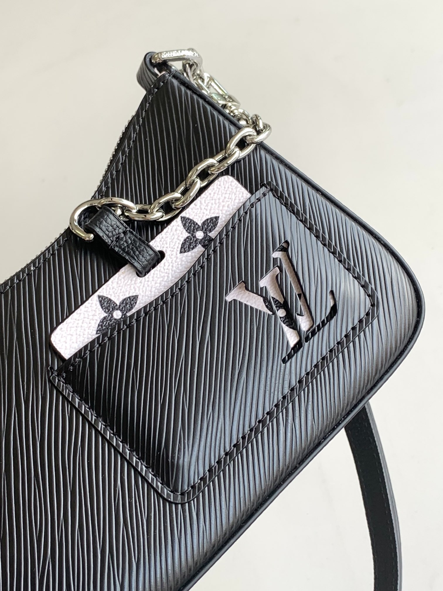 M20998 Black Premium Structured Handbag for Women - Image 4
