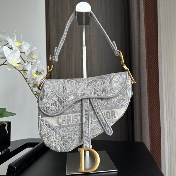 Gray Tiger Embroidered Chunky Knit Saddle Bag – Premium Fashion Edition