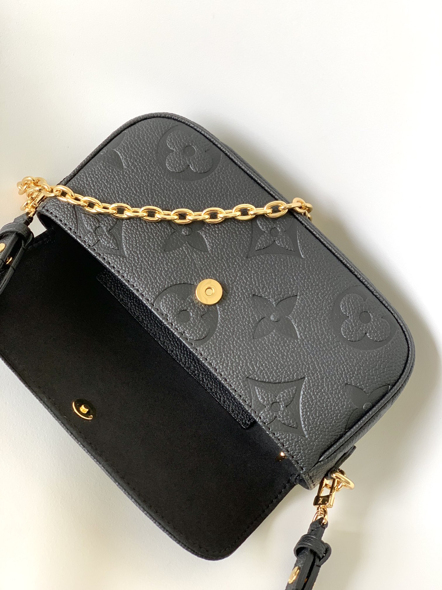 M82154 Black Elegant Luxury Handbag for Women | Premium Designer-Inspired Shoulder Bag - Image 4