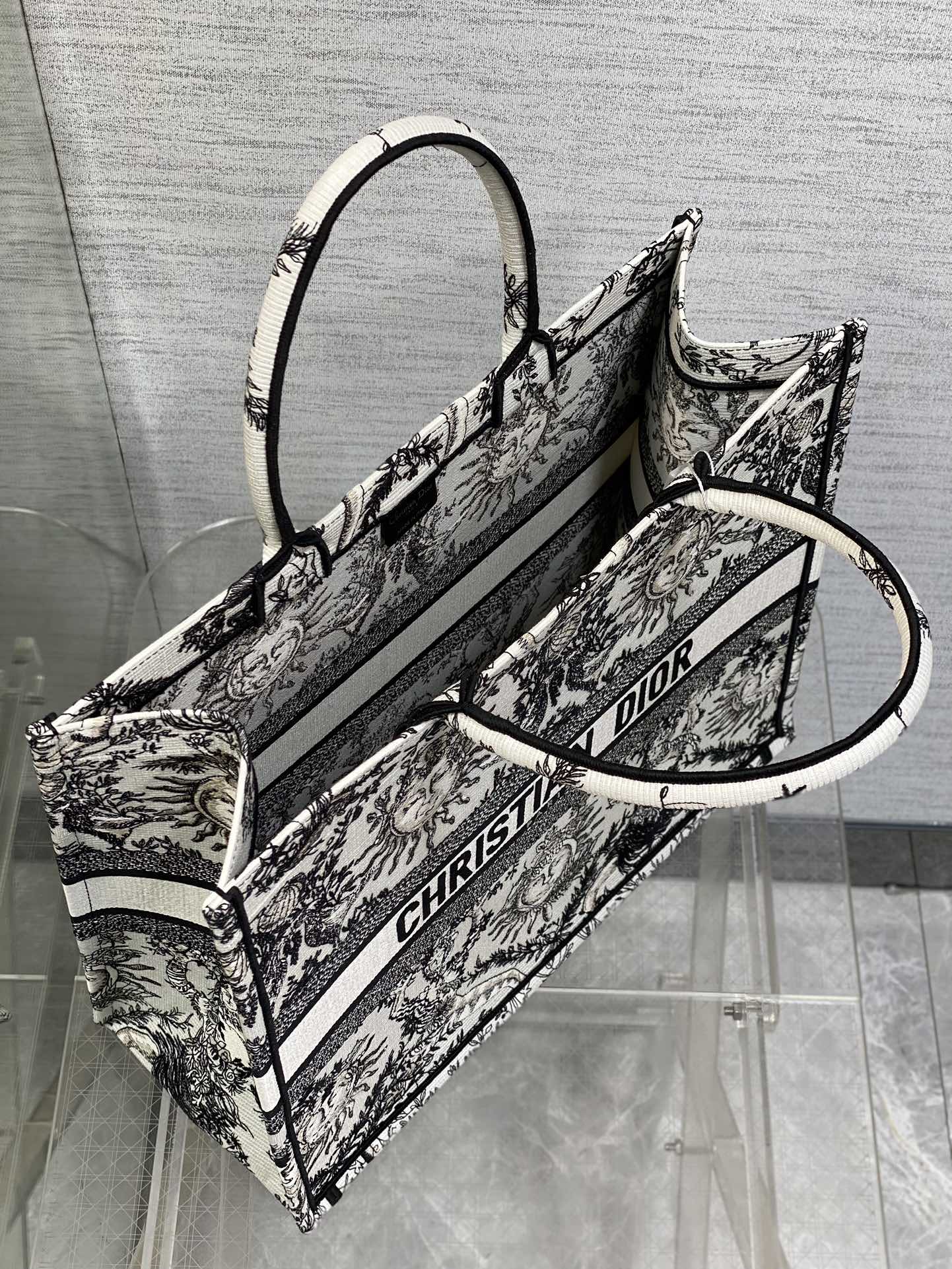 Medium Size Tote's latest sun-themed Bag - Image 3