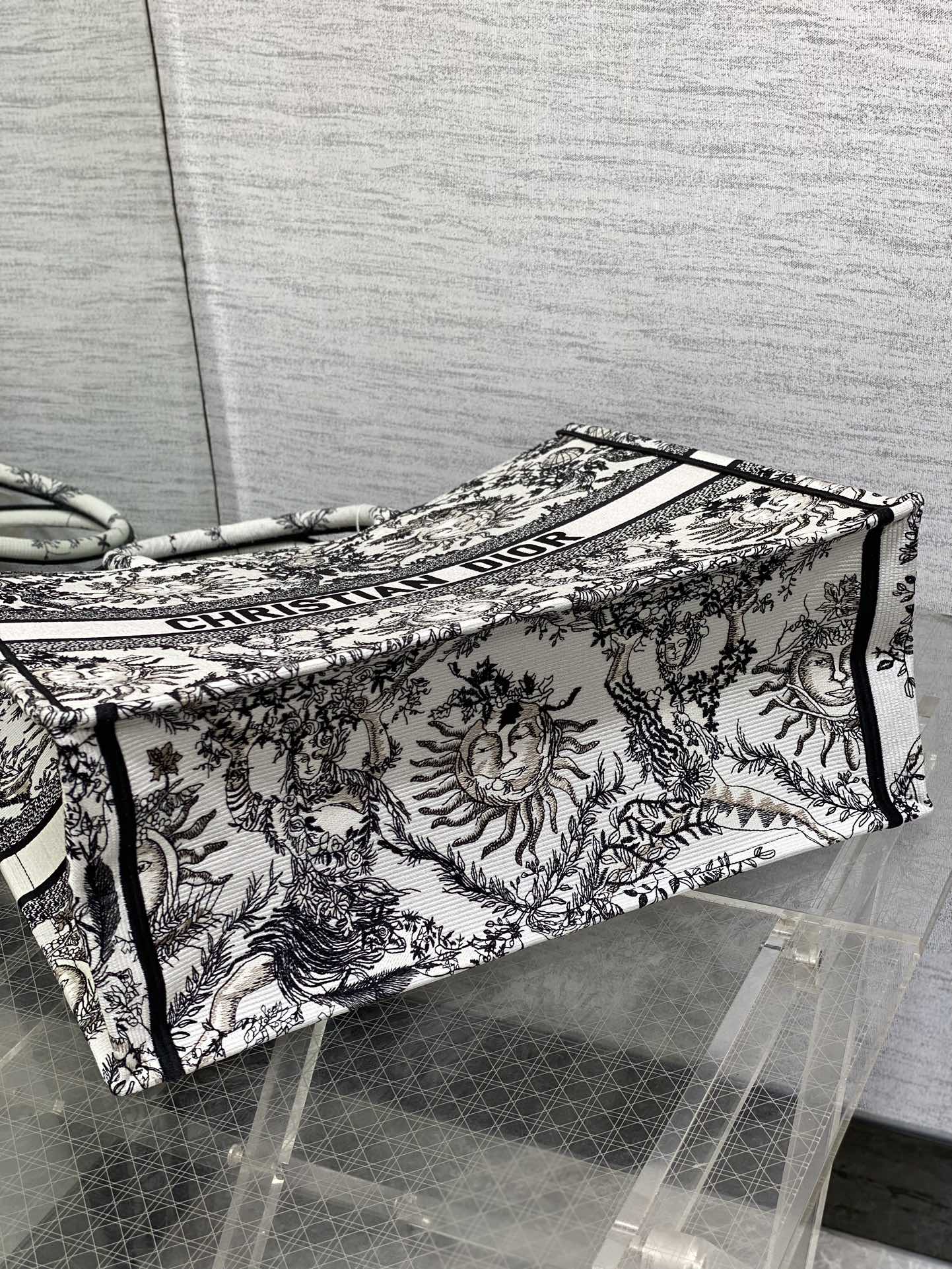 Medium Size Tote's latest sun-themed Bag - Image 4