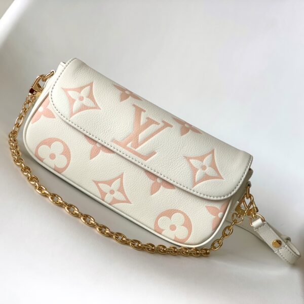 M82210 Off-White Elegant Luxury Shoulder Bag for Women
