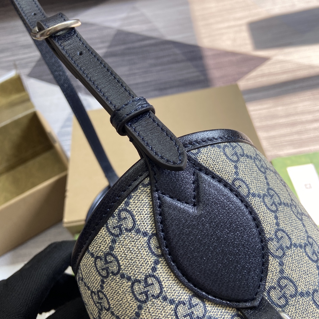 This medium-sized shoulder bag - Image 8