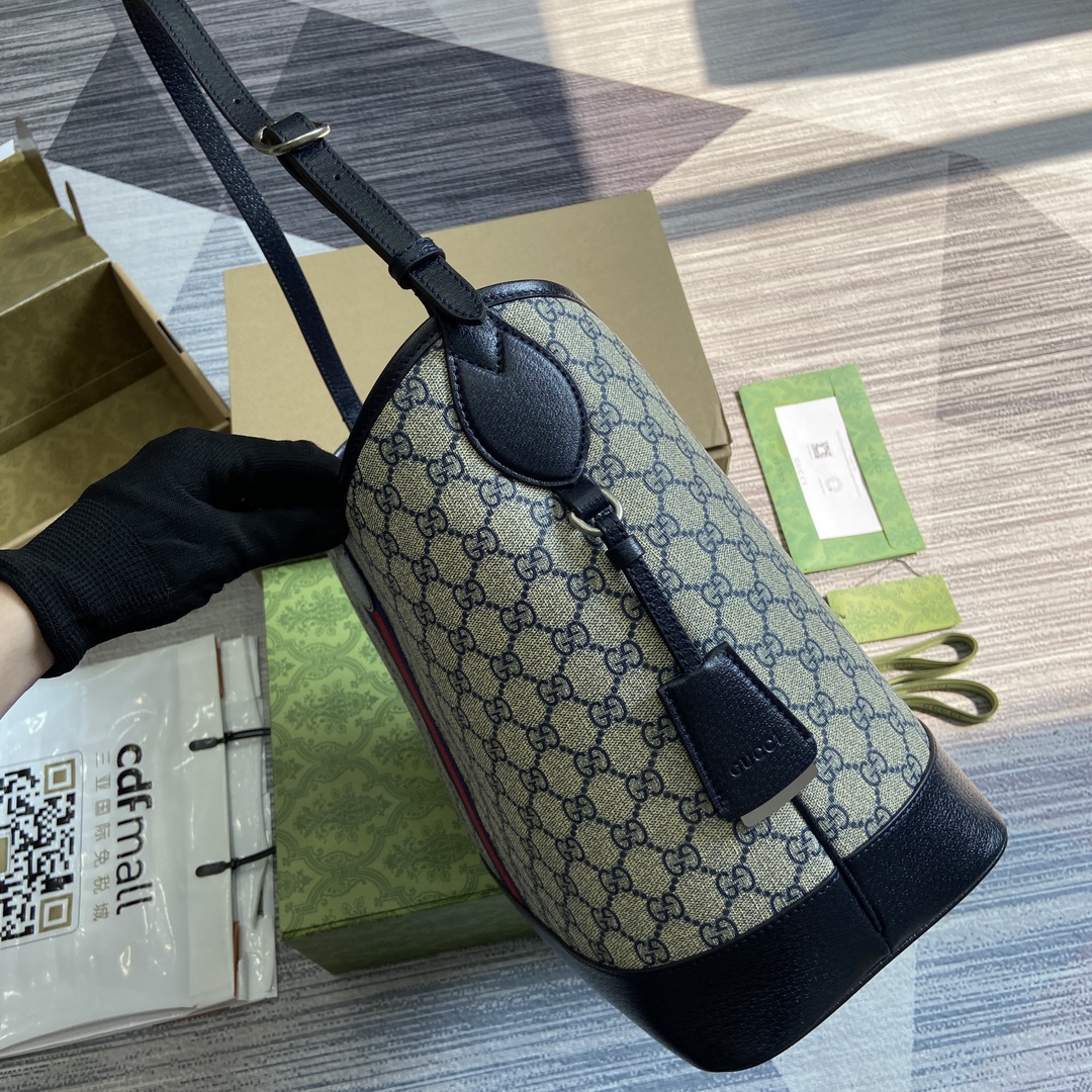 This medium-sized shoulder bag - Image 10