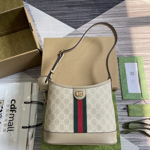 This small shoulder bag